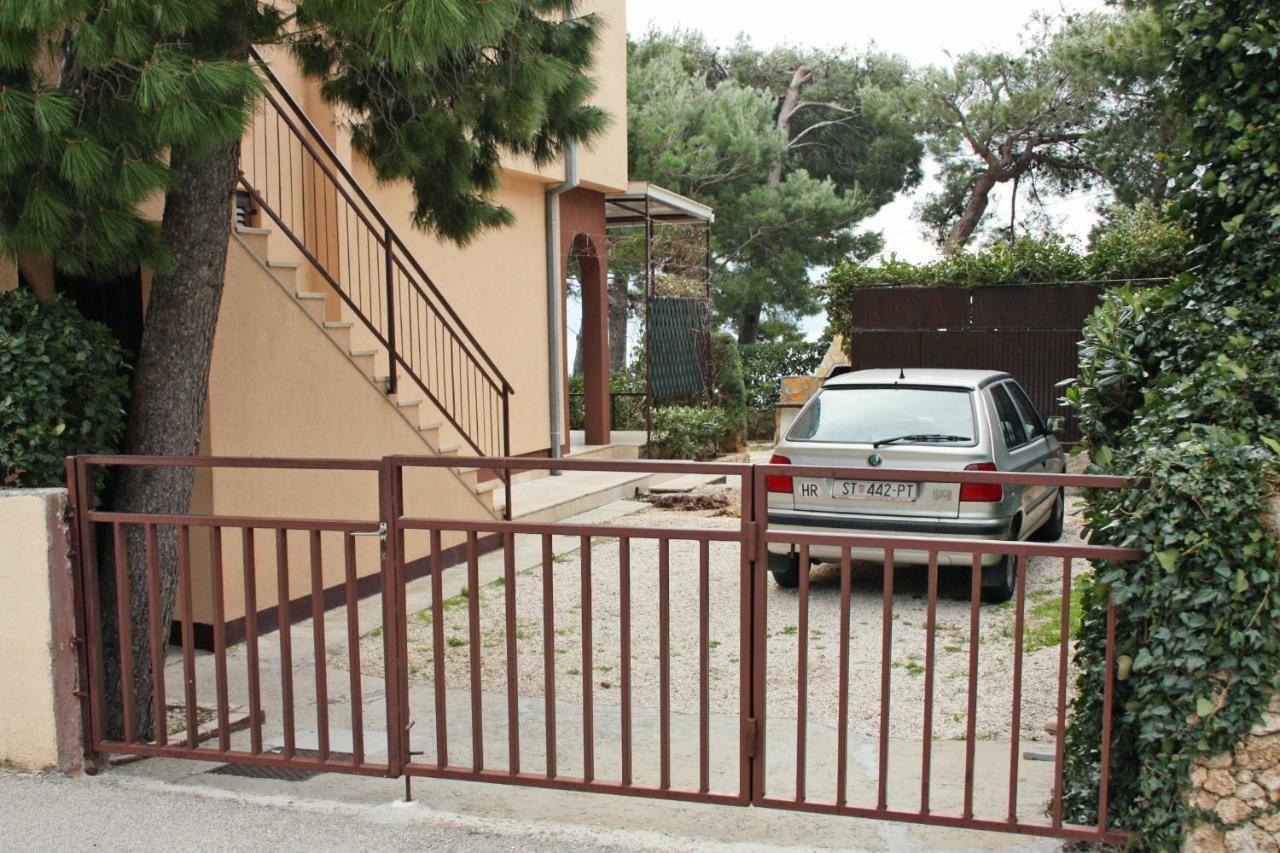 Apartments By The Sea Nemira, Omis - 5884 Tice Bagian luar foto