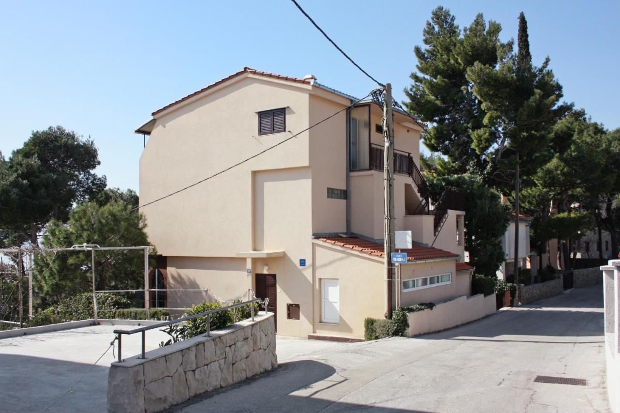 Apartments By The Sea Nemira, Omis - 5884 Tice Bagian luar foto