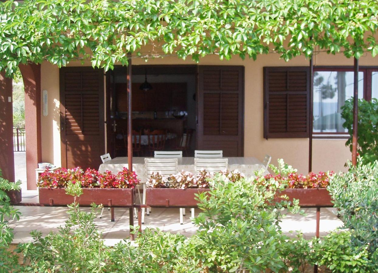 Apartments By The Sea Nemira, Omis - 5884 Tice Bagian luar foto