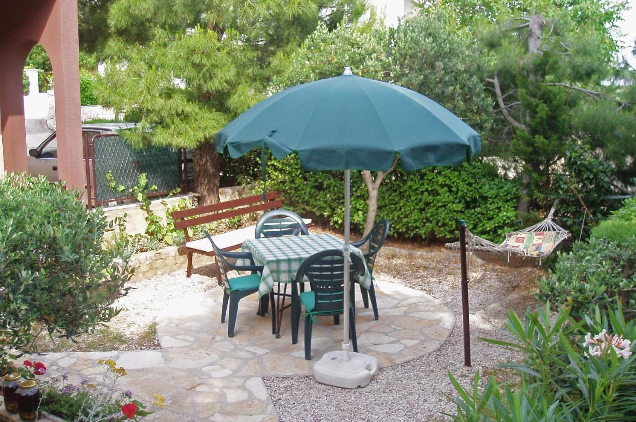 Apartments By The Sea Nemira, Omis - 5884 Tice Bagian luar foto