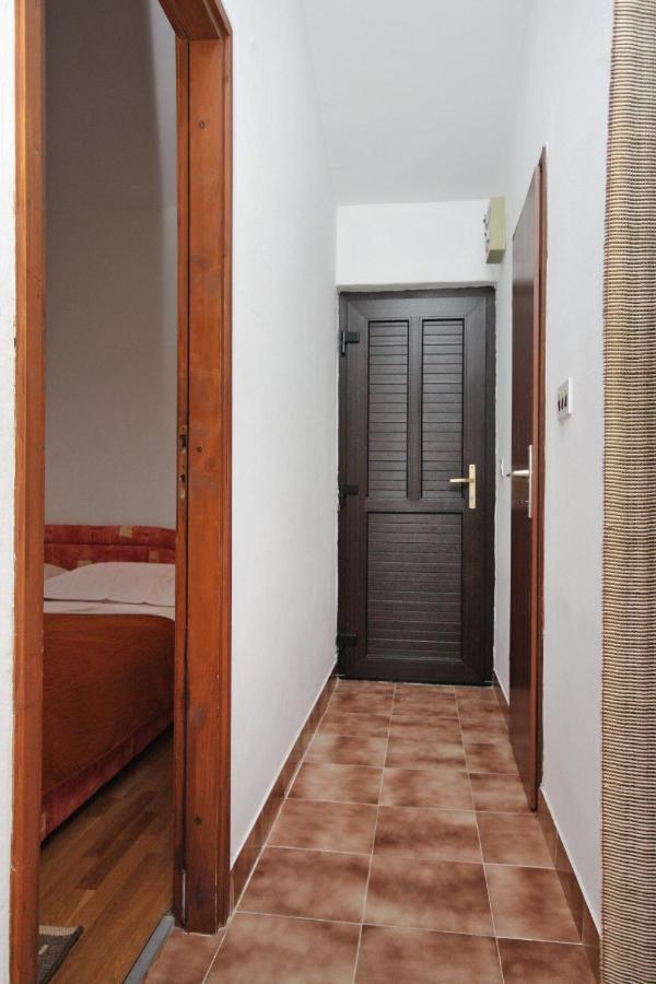 Apartments By The Sea Nemira, Omis - 5884 Tice Bagian luar foto