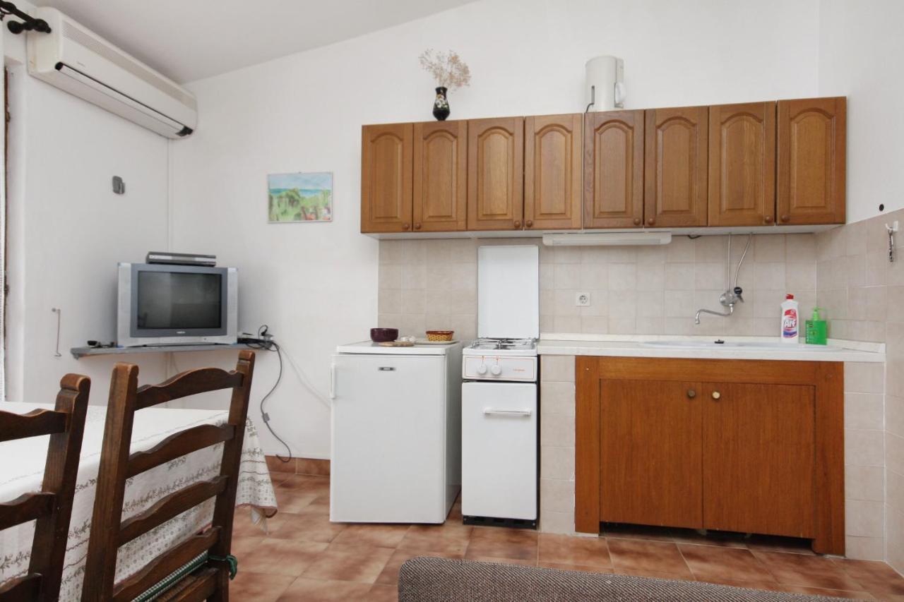 Apartments By The Sea Nemira, Omis - 5884 Tice Bagian luar foto