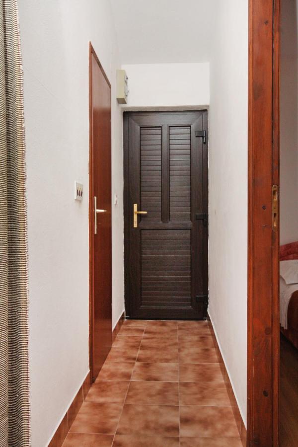 Apartments By The Sea Nemira, Omis - 5884 Tice Bagian luar foto