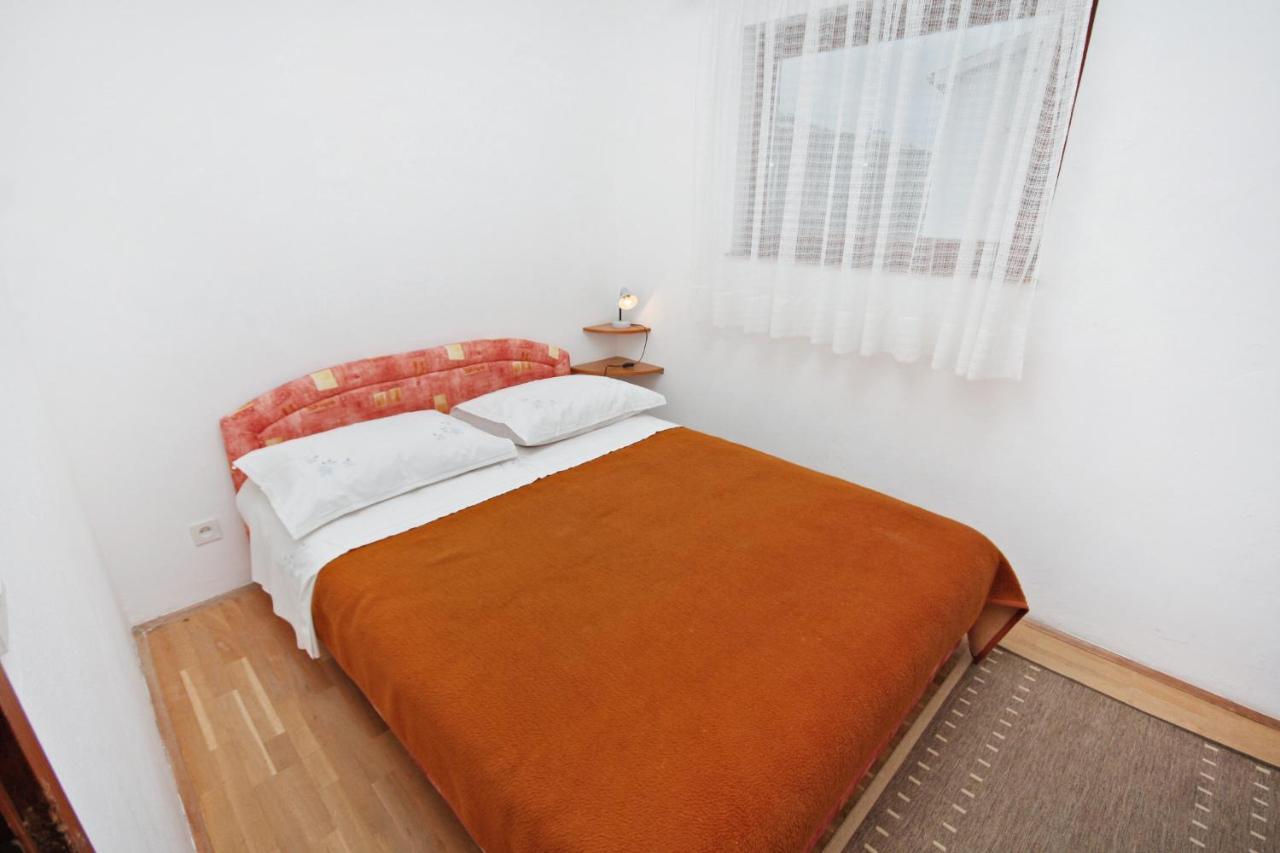 Apartments By The Sea Nemira, Omis - 5884 Tice Bagian luar foto